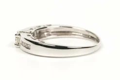 Bague contemporaine en or blanc sertie de diamants