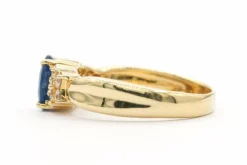 Bague contemporaine en or jaune sertie d'un saphir et de diamants