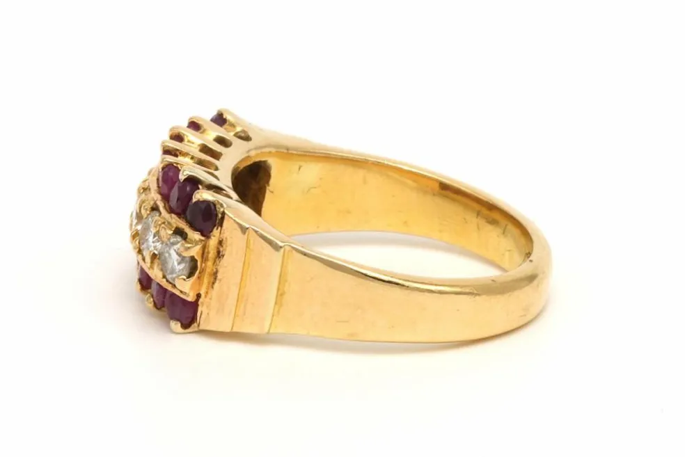 Bague contemporaine en or jaune 18 carats sertie de rubis et de diamants (0.42 carat)