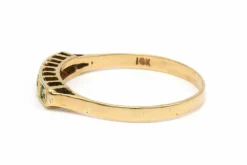 Bague contemporaine en or jaune 18 carats sertie d'émeraudes et de diamants