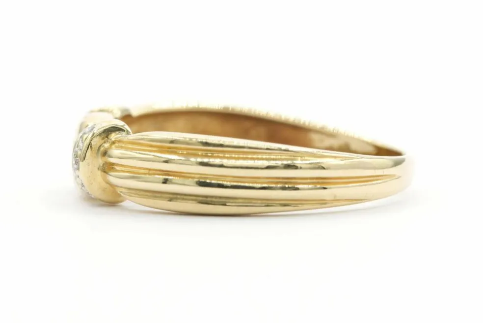 Bague contemporaine en or jaune sertie de rubis et de diamants