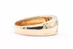 Bague contemporaine en or jaune sertie de rubis et de diamants