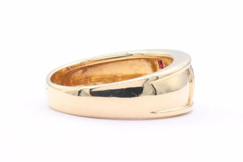 Bague contemporaine en or jaune sertie de rubis et de diamants