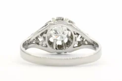 Bague contemporaine en or blanc sertie d'un diamant