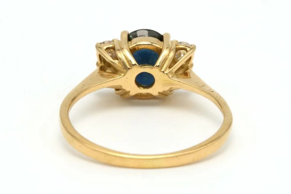 Bague Contemporaine en or jaune 18 carats sertie d'un saphir et de diamants