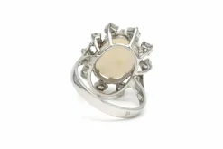 Bague contemporaine en or blanc 14 carats sertie d'une opale et de diamants
