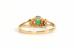 Bague contemporaine en or jaune 18 carats sertie d'une émeraude et de diamants