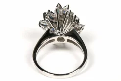 Bague contemporaine en or blanc sertie de saphirs et de diamants