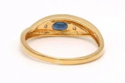 Bague contemporaine en or jaune 18 carats sertie d'un saphir et diamants