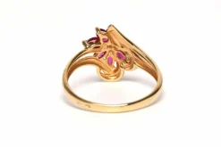 Bague contemporaine en or jaune 18 carats sertie de rubis et d'un diamant