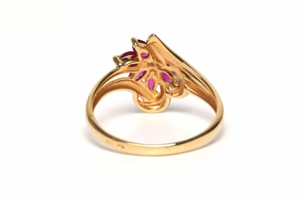Bague contemporaine en or jaune 18 carats sertie de rubis et d'un diamant
