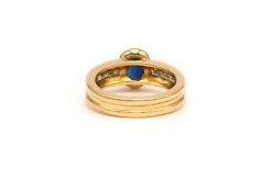 Bague contemporaine en or jaune 18 carats sertie d'un saphir et de diamants