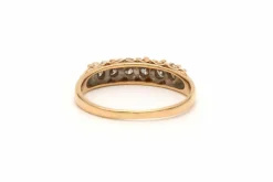 Bague contemporaine en or jaune 18 carats sertie de diamants