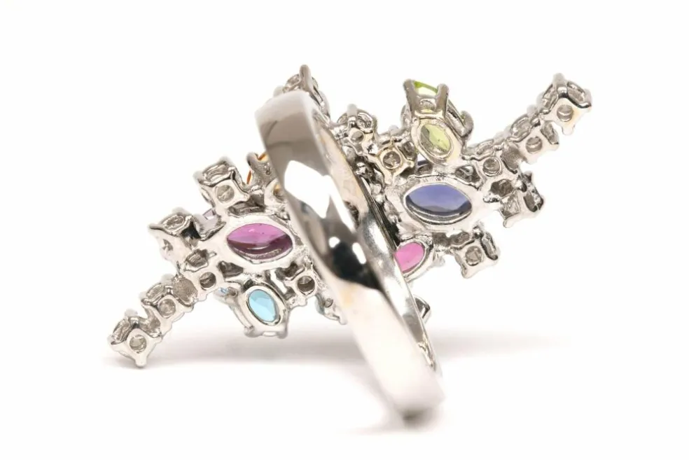 Bague contemporaine en or blanc, pierres multiples, diamants