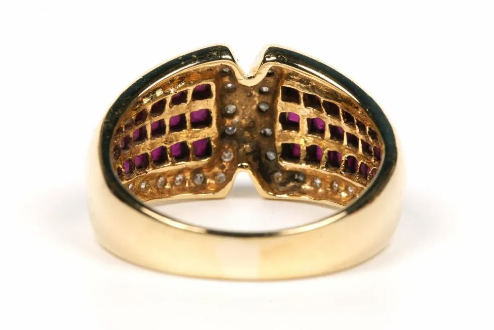 Bague contemporaine en or jaune sertie de rubis et de diamants