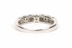 Bague contemporaine en or blanc sertie de diamants