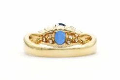 Bague contemporaine en or jaune sertie d'un saphir et de diamants
