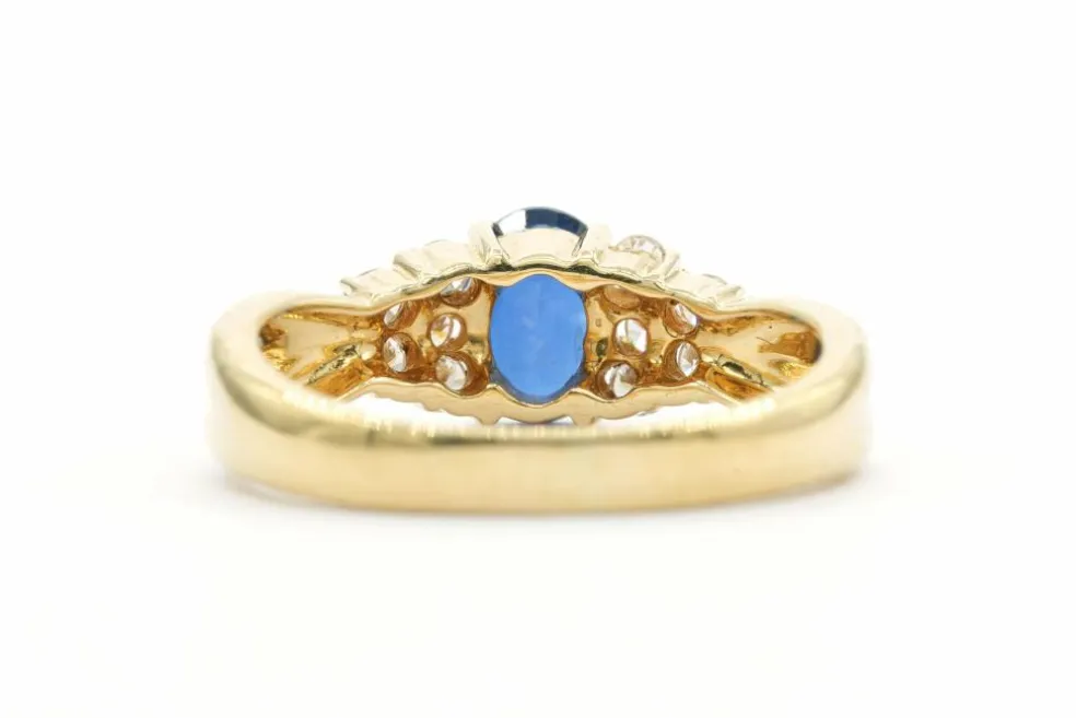Bague contemporaine en or jaune sertie d'un saphir et de diamants
