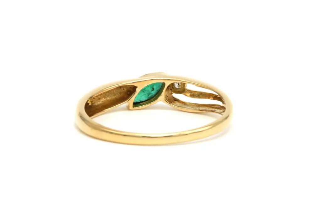 Bague contemporaine en or jaune 18 carats sertie d'une émeraude et d'un diamant