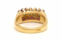 Bague contemporaine en or jaune 18 carats sertie de rubis et de diamants (0.42 carat)