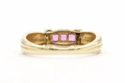 Bague contemporaine en or jaune sertie de rubis et de diamants