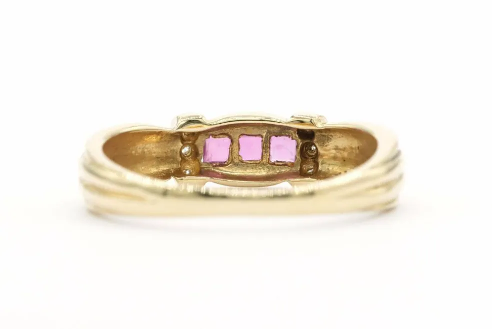 Bague contemporaine en or jaune sertie de rubis et de diamants