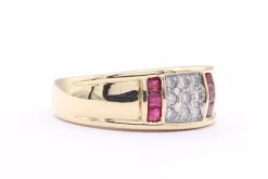 Bague contemporaine en or jaune sertie de rubis et de diamants