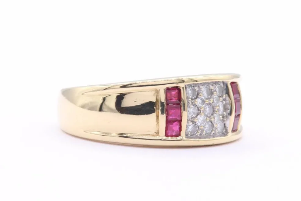 Bague contemporaine en or jaune sertie de rubis et de diamants
