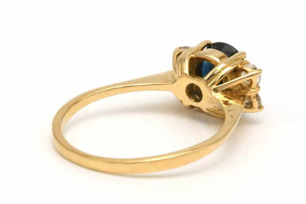 Bague Contemporaine en or jaune 18 carats sertie d'un saphir et de diamants