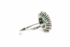Bague contemporaine en or blanc 18 carats sertie d'une émeraude et de diamants