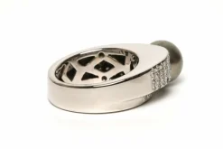 Bague contemporaine en or blanc, perle de Tahiti et diamants (+-0.396ct)
