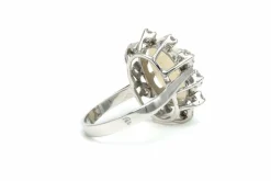 Bague contemporaine en or blanc 14 carats sertie d'une opale et de diamants
