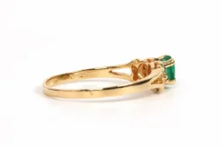 Bague contemporaine en or jaune 18 carats sertie d'une émeraude et de diamants