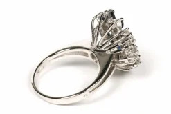 Bague contemporaine en or blanc sertie de saphirs et de diamants
