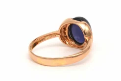 Bague contemporaine en or jaune 18 carats sertie d'un saphir et de diamants