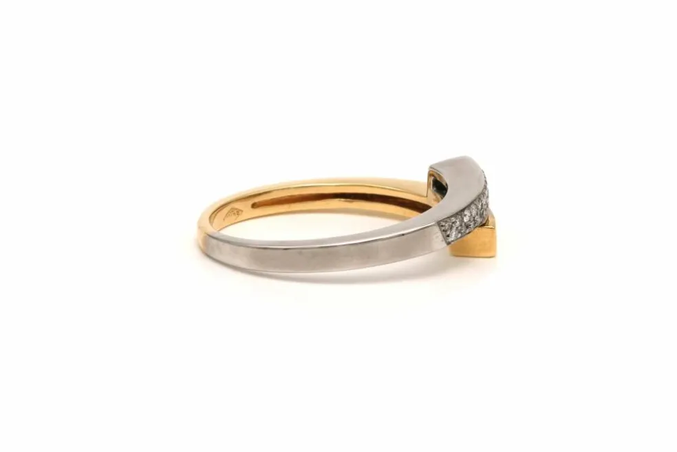 Bague contemporaine en or jaune et blanc 18 carats sertie de diamants