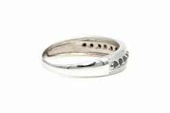 Bague contemporaine en or blanc 18 carats sertie de saphirs
