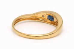 Bague contemporaine en or jaune 18 carats sertie d'un saphir et diamants