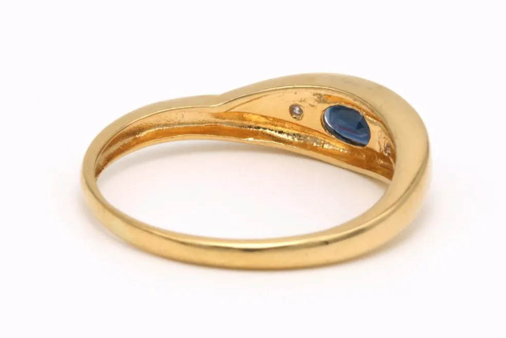 Bague contemporaine en or jaune 18 carats sertie d'un saphir et diamants