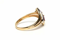 Bague contemporaine en or jaune 18 carats sertie de rubis et d'un diamant