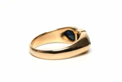 Bague contemporaine en or jaune 18 carats sertie de saphirs et d'un diamant