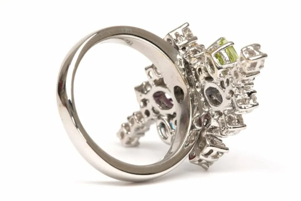 Bague contemporaine en or blanc, pierres multiples, diamants