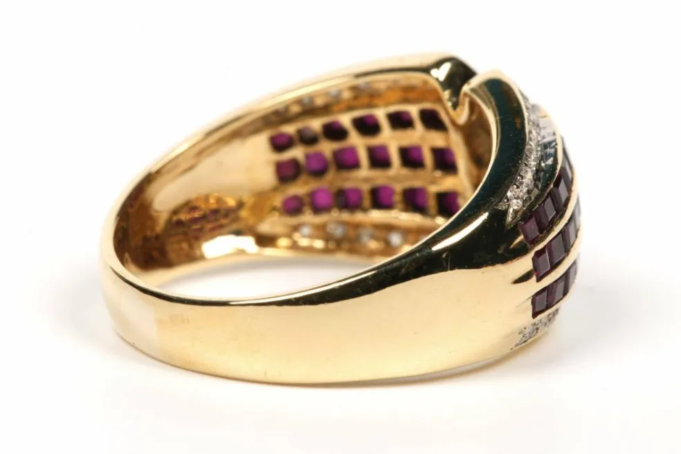 Bague contemporaine en or jaune sertie de rubis et de diamants