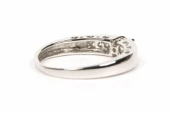 Bague contemporaine en or blanc sertie de diamants