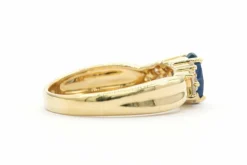 Bague contemporaine en or jaune sertie d'un saphir et de diamants