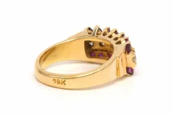 Bague contemporaine en or jaune 18 carats sertie de rubis et de diamants (0.42 carat)