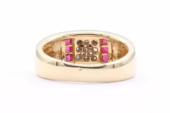 Bague contemporaine en or jaune sertie de rubis et de diamants