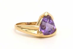 Bague contemporaine en or jaune 14 carats sertie d'une améthyste
