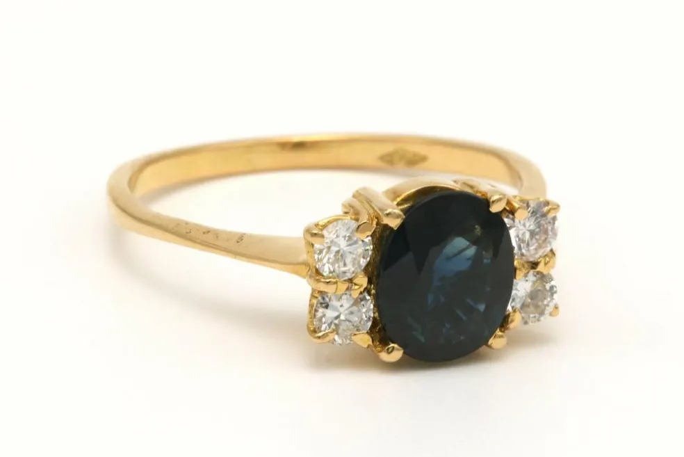 Bague Contemporaine en or jaune 18 carats sertie d'un saphir et de diamants