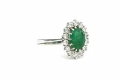 Bague contemporaine en or blanc 18 carats sertie d'une émeraude et de diamants